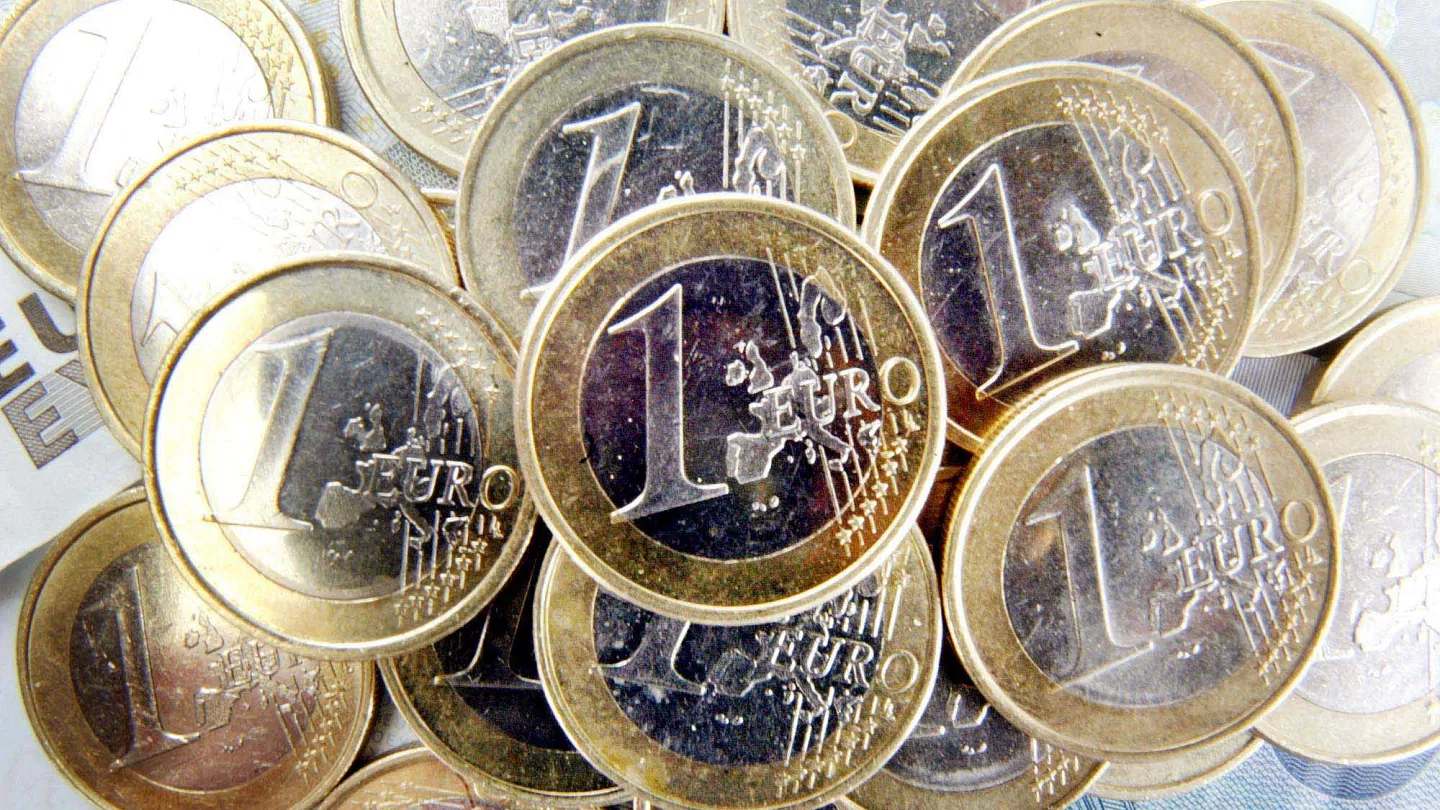 Euro Edges Closer to Yearly Low Amid Dollar Strength